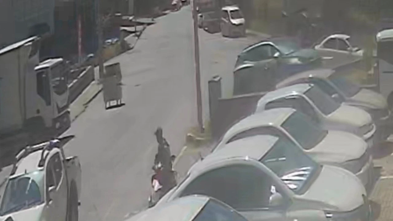 Çöp konteyneri kontrolden çıktı! Caddeyi birbirine kattı: O anlar saniye saniye kaydedildi