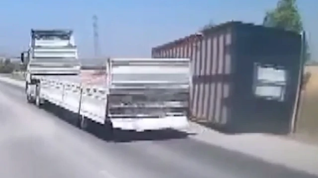 Hatay'da fırtına dehşeti: Seyir halindeki TIR'ın taşıdığı konteyner yola devrildi