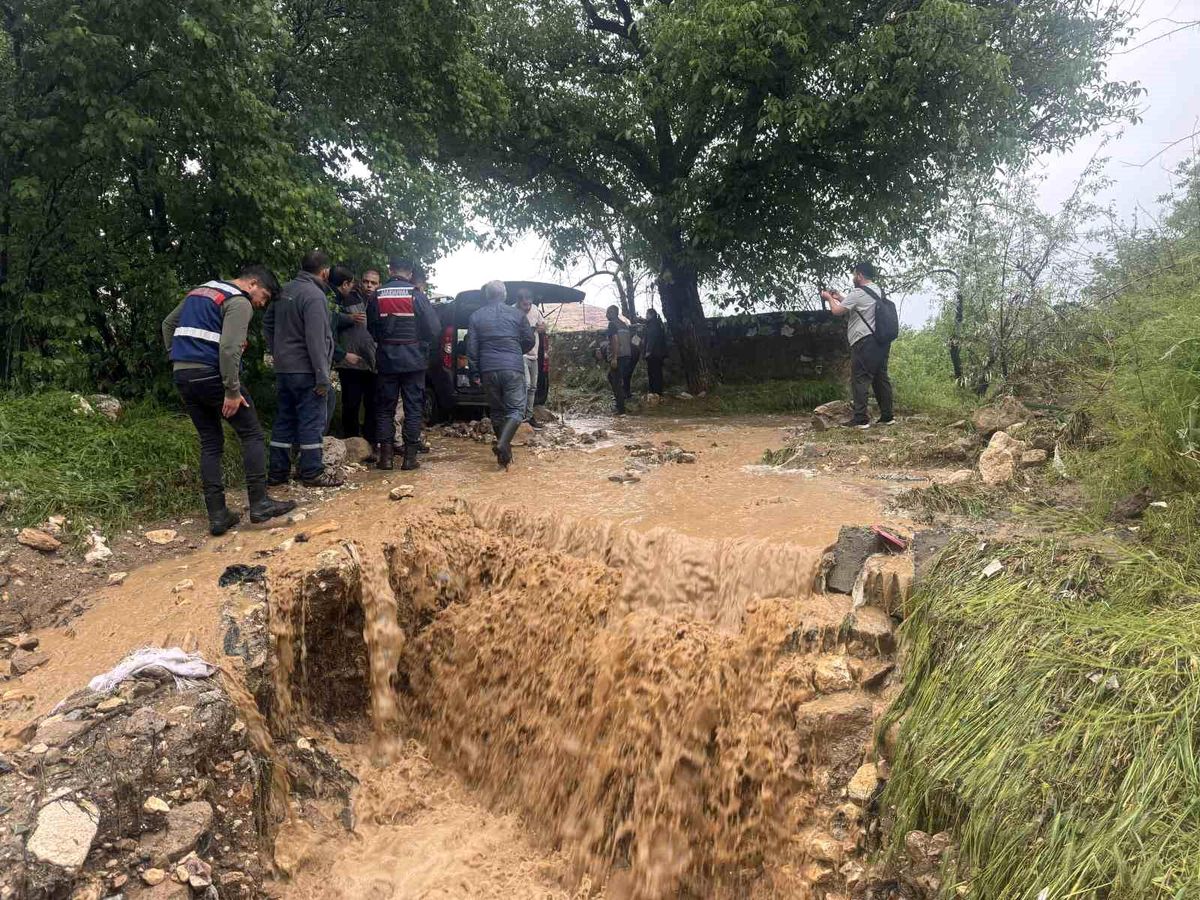 Niğde'de sağanak sele neden oldu: Sel sularına kapılanlar var