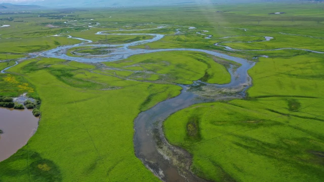 Kura Nehri’nin yeşile bürünen menderesler eşsiz manzarasıyla büyüledi