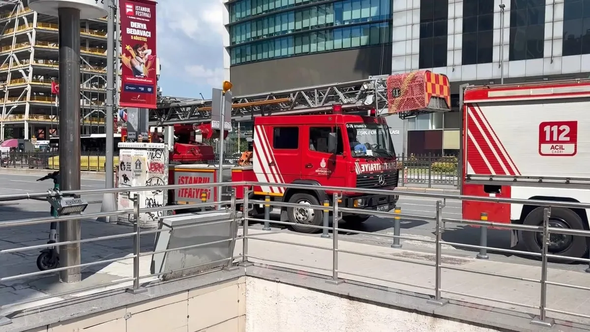 M2 Metrosu’nda facianın eşiğinden dönüldü: Görme engelli genç raylara düştü