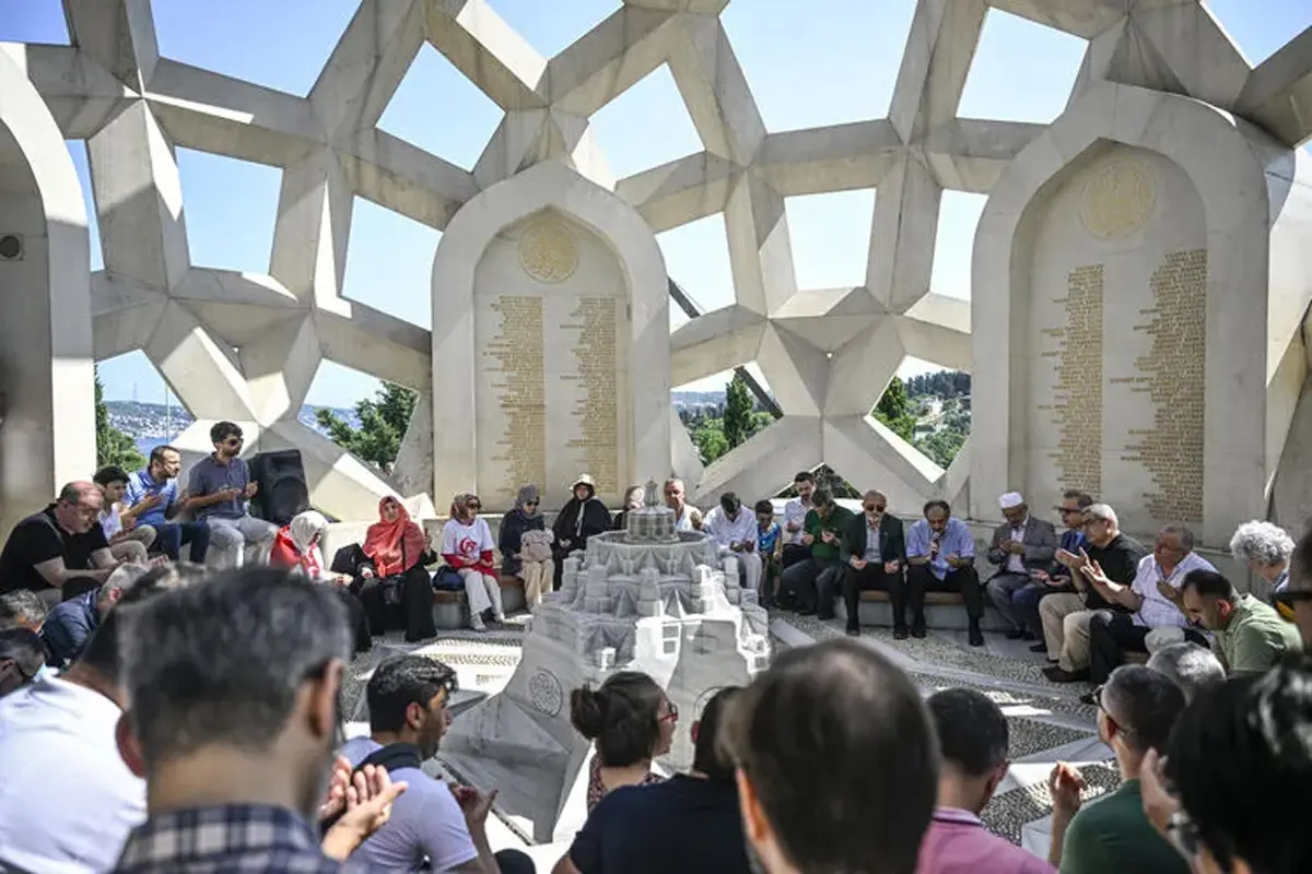 15 Temmuz Şehitler Makamı'na ziyaretçi akını! Darbeye direnen kahramanlar için dualar edildi