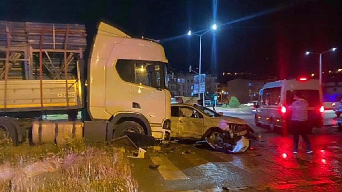 Bayburt’ta tır cipe çarptı: 1 yaralı