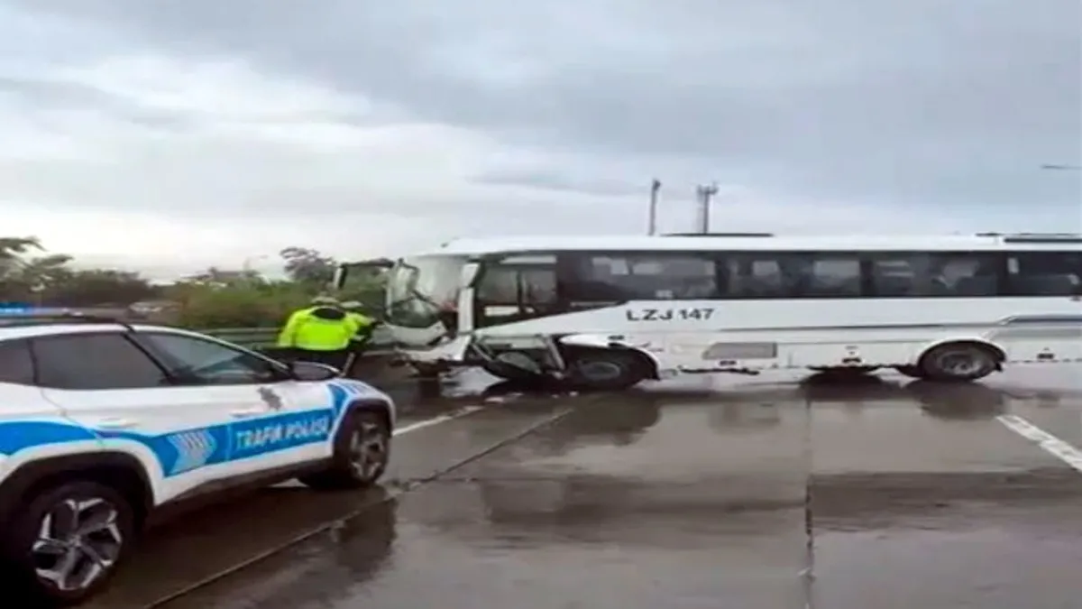 Eyüpsultan'da kontrolden çıkan servis aracı kaza yaptı! 3 yaralı