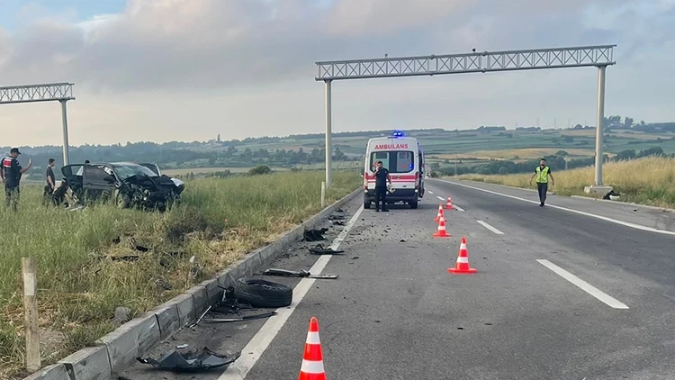 Tekirdağ'da iki otomobil çarpıştı! 8'i düzensiz göçmen 10 kişi yaralandı
