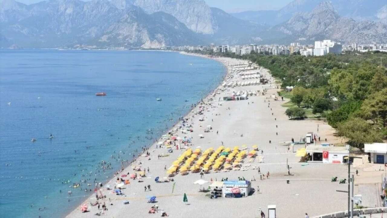 Sıcak hava Antalya sahillerini hareketlendirdi
