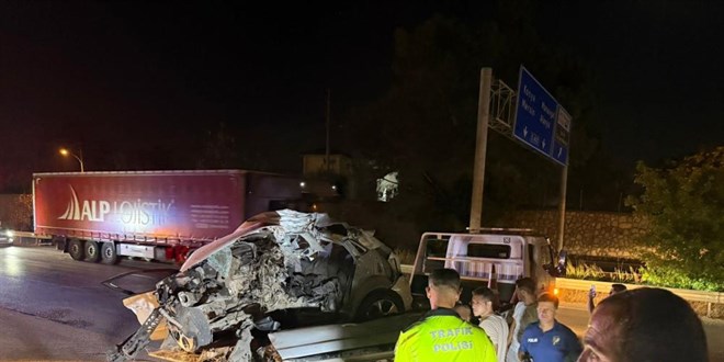 Aracın motorunun fırlayıp barakaya girdiği kazada, sürücü hayatını kaybetti