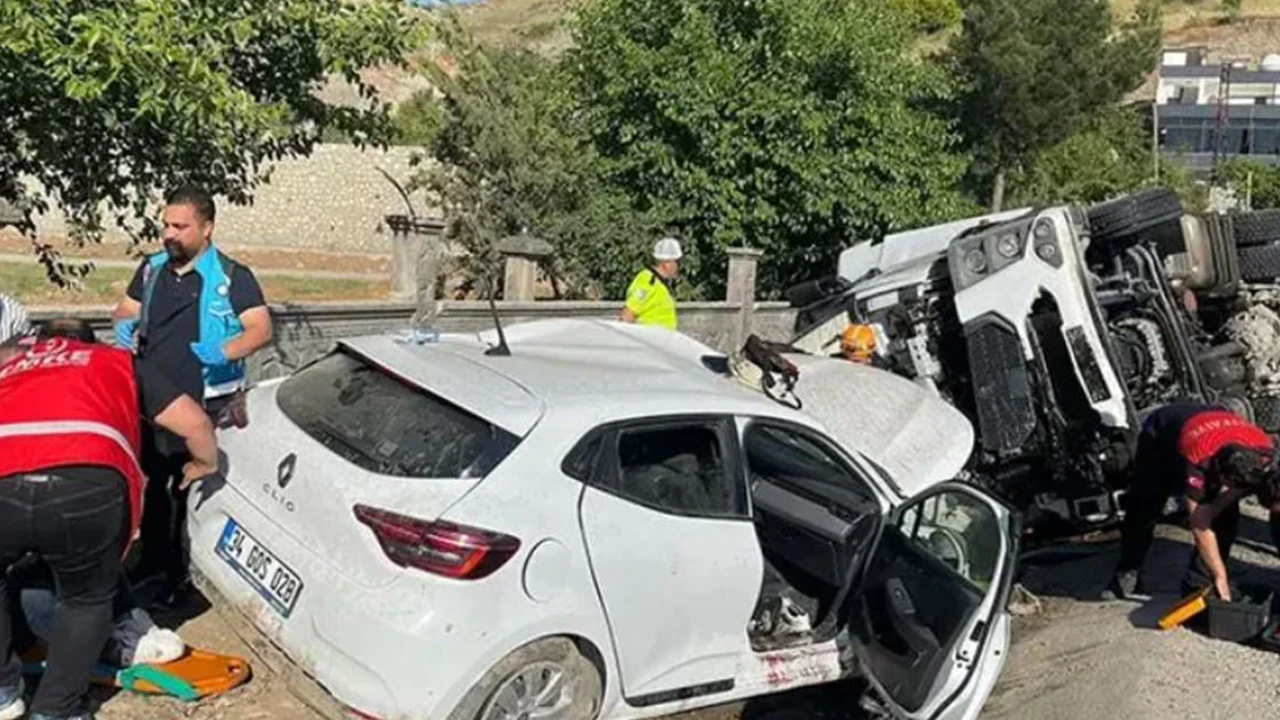 TIR ile otomobil kafa kafaya çarpıştı: 1’i ağır, 4 yaralı