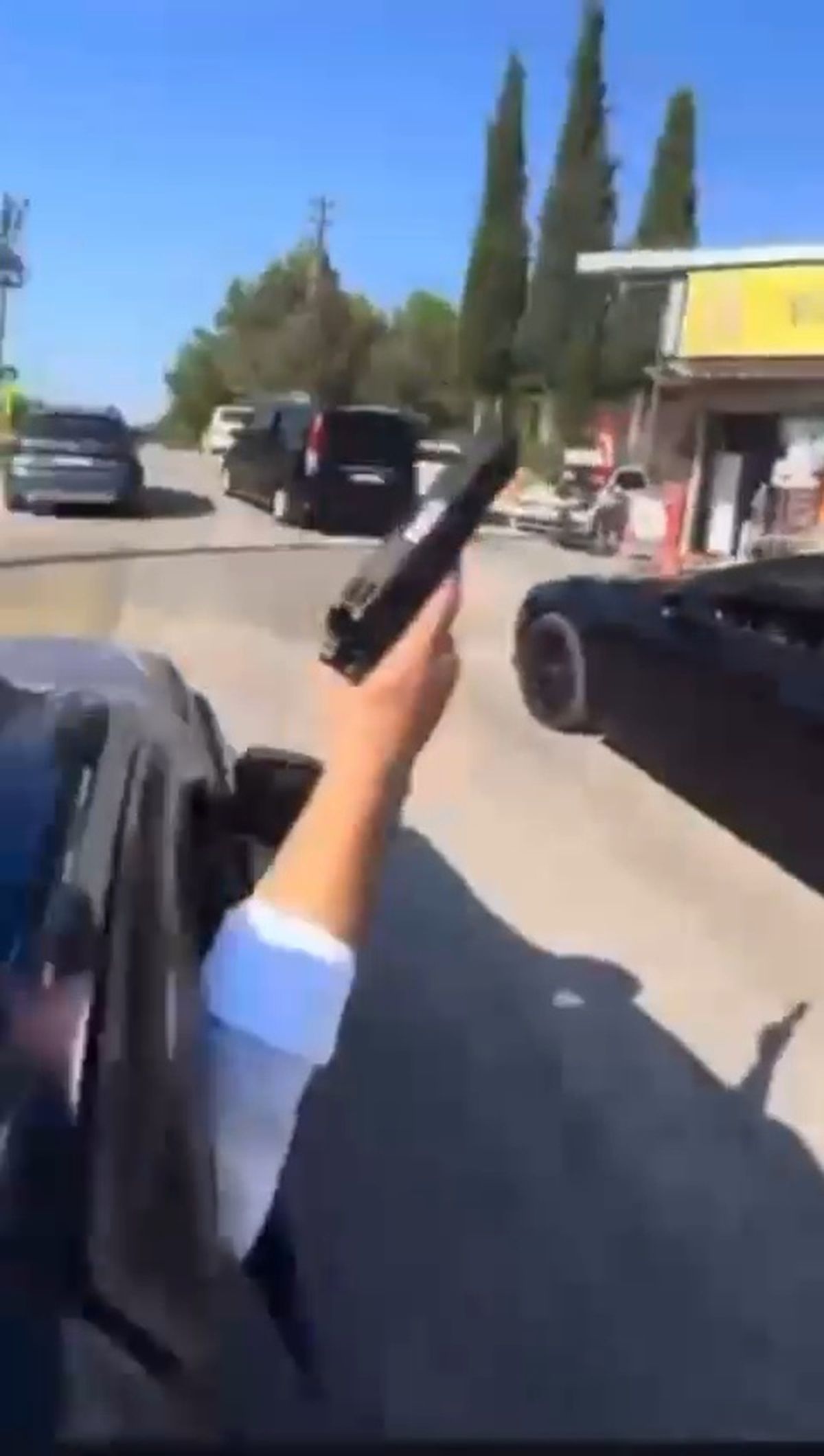 Düğün konvoyunda tabancayla havaya ateş açtı; o anlar kamerada