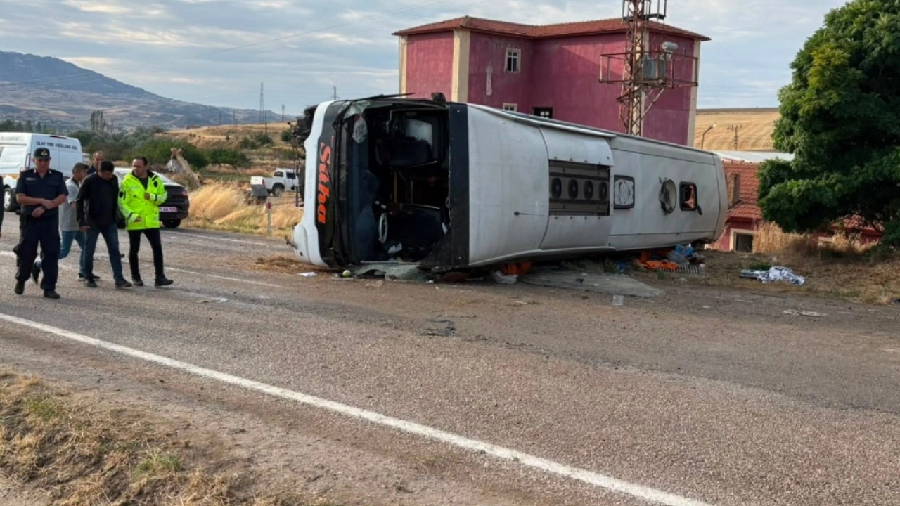 Son dakika | Kırıkkale'de yolcu otobüsü devrildi: 3'ü ağır 41 yaralı