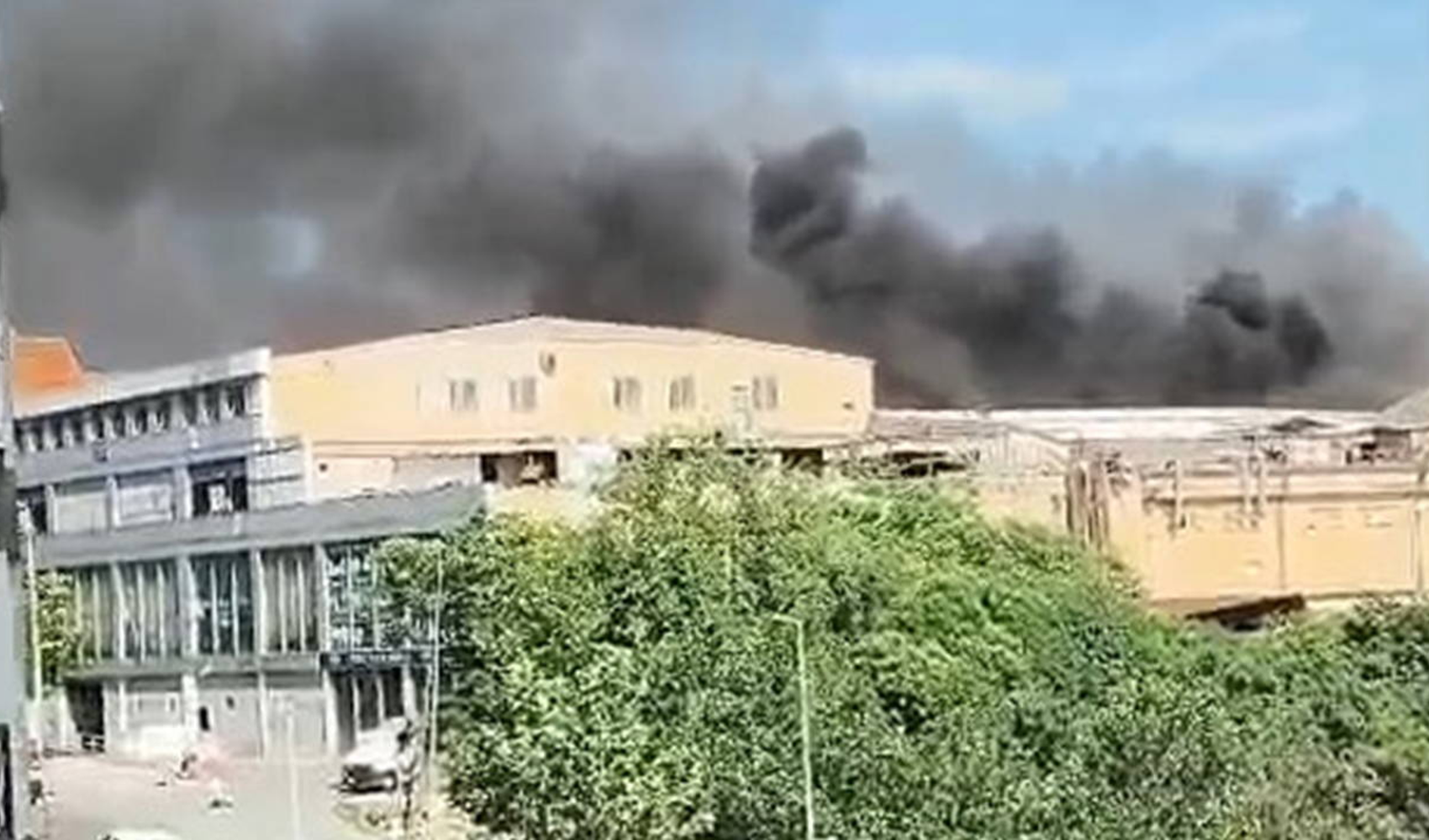 Esenyurt’taki fabrikada yangın çıktı