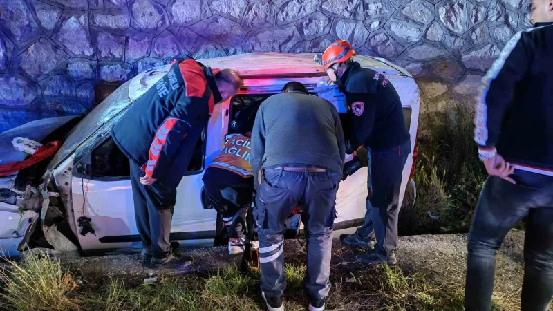 Kontrolden çıkan araç duvardan uçtu: İki yaralı