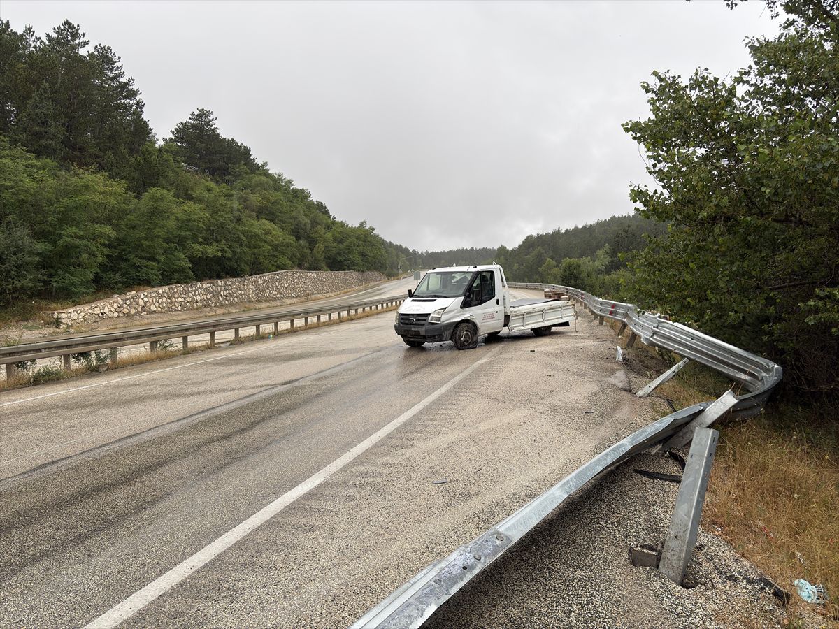 Kastamonu'da arı kovanı bulunan kamyonet bariyere çarptı, 2 kişi yaralandı