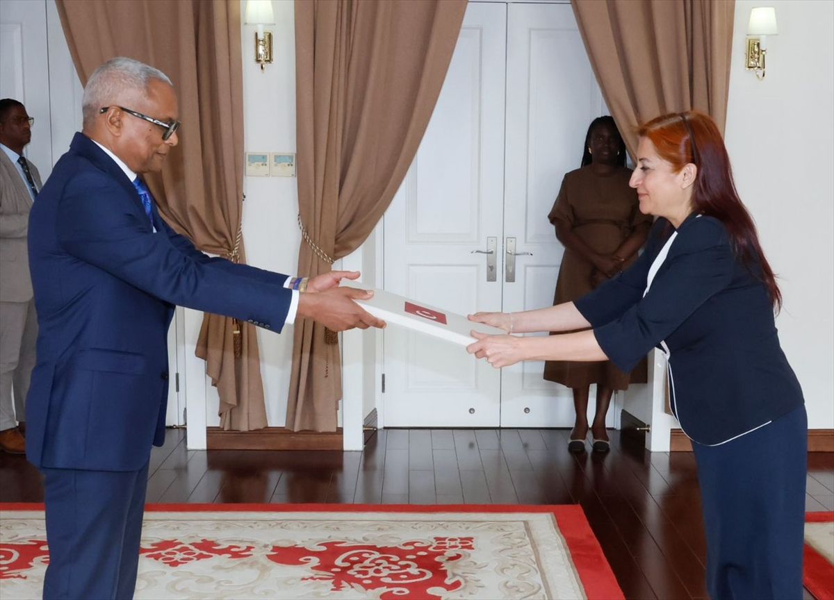 Türkiye'nin Dakar Büyükelçisi Karaoğlu, Cabo Verde Cumhurbaşkanı Neves'e güven mektubunu sundu