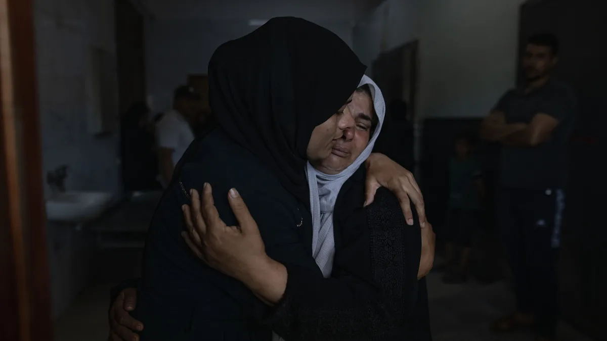Katil İsrail Gazze'de sivil çadırlarını vurdu