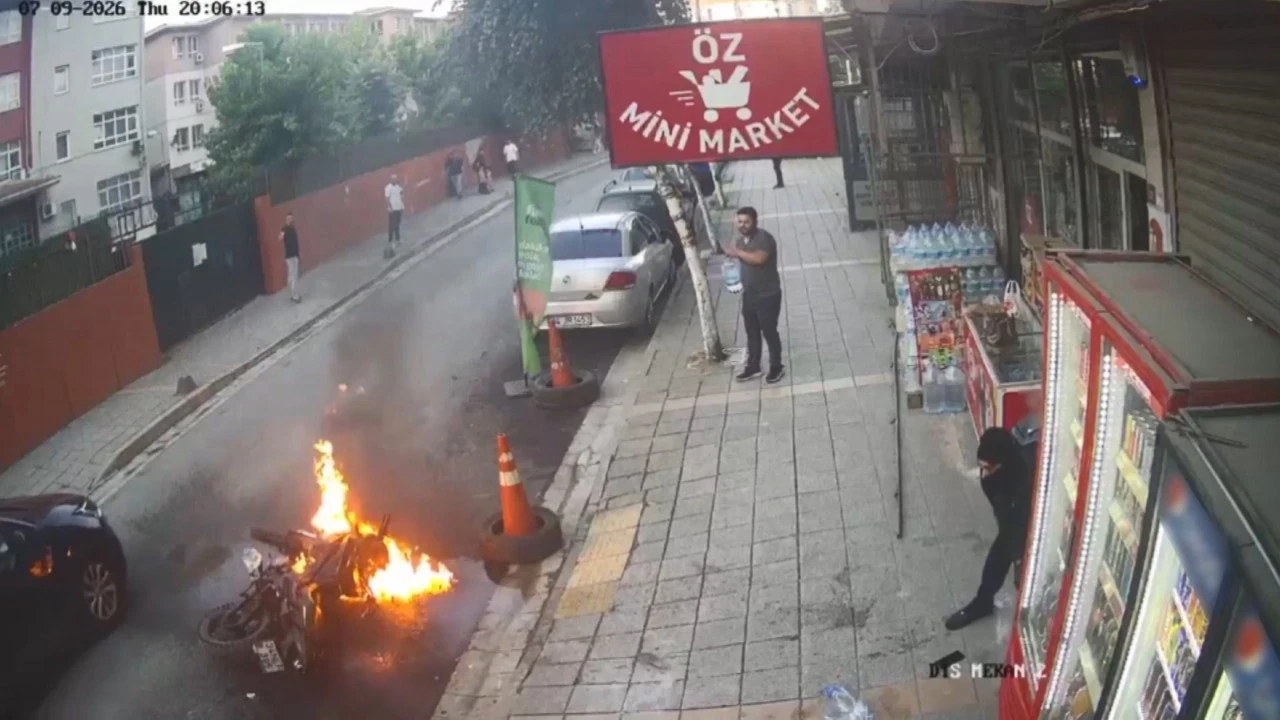 Küçükçekmece'de sürücünün panik anları! Alev alev yanan motorunu böyle söndürdü