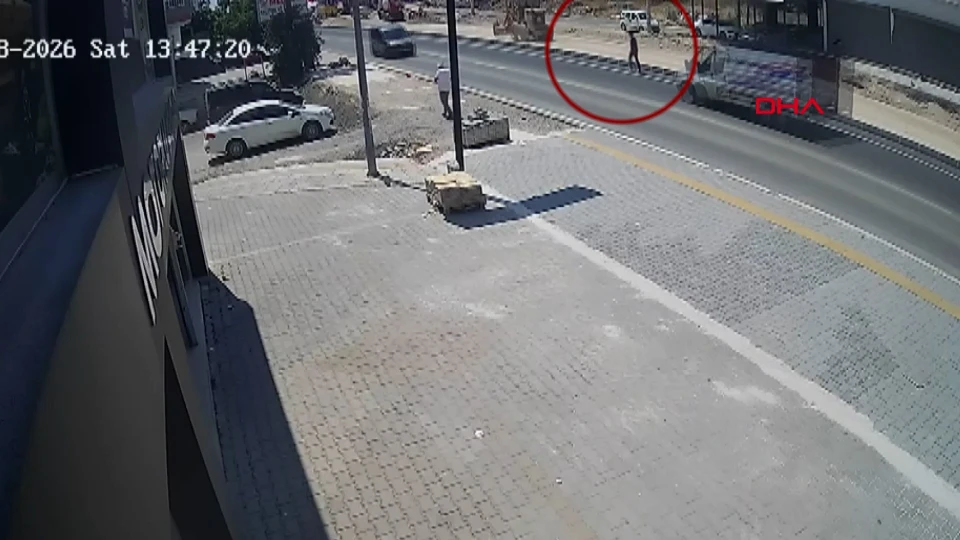 Mersin'de kamyonetin çarptığı genç ağır yaralandı