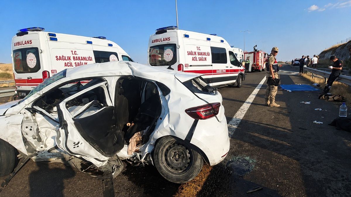 Şanlıurfa'da hafif ticari araç ile otomobil çarpıştı: 2 ölü, 9 yaralı