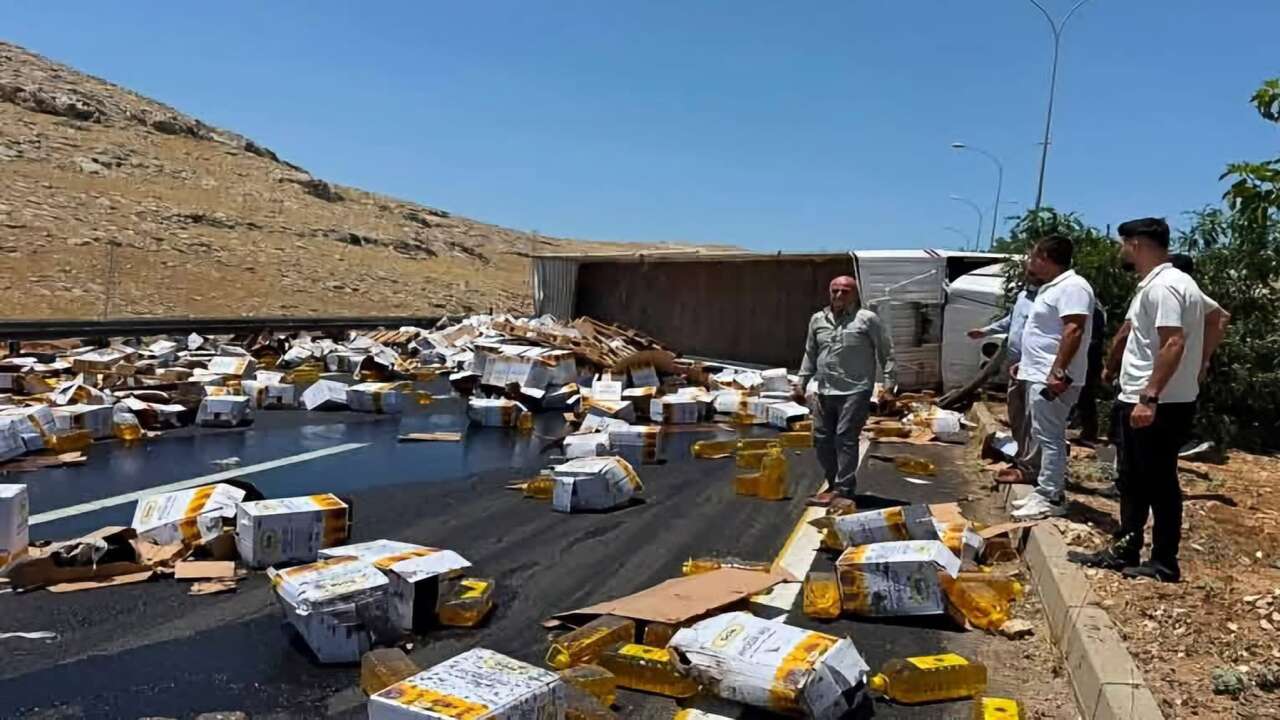 Tır kazasında yağ bidonları yola savruldu, ulaşım aksadı