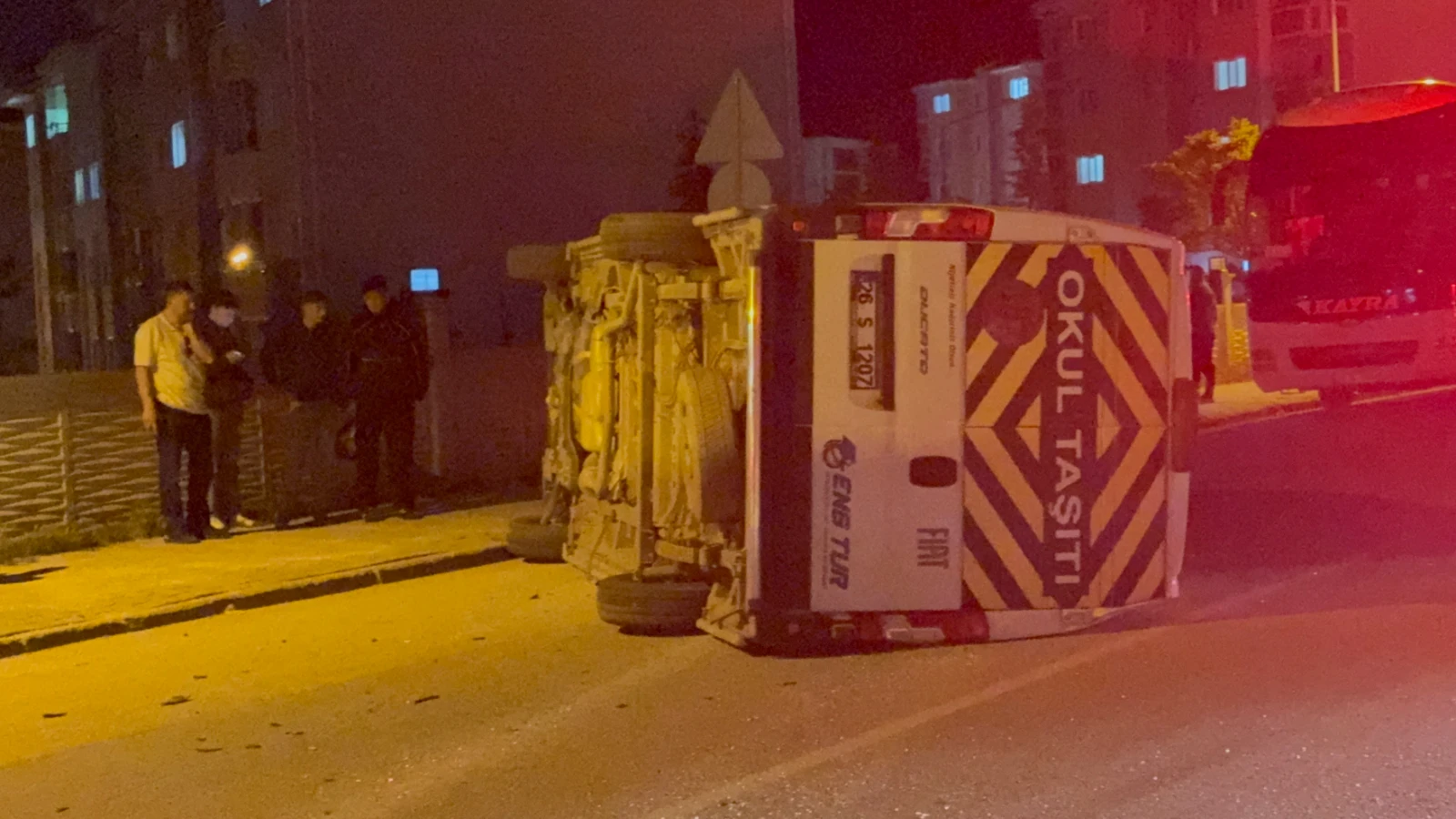 Eskişehir'de otomobil, işçi servisi yan yattı: 7 yaralı
