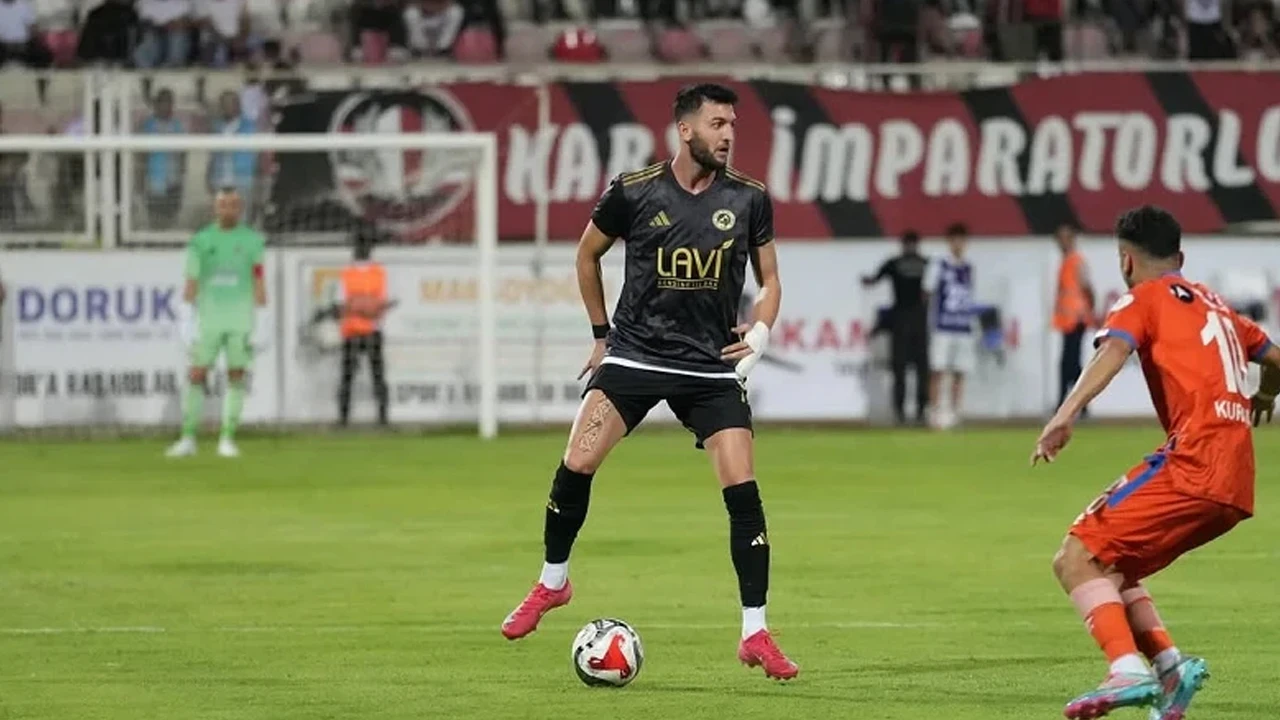 Golcü futbolcu sarsıldı: Halı sahada aşil tendonu koptu, en az 6 ay yok