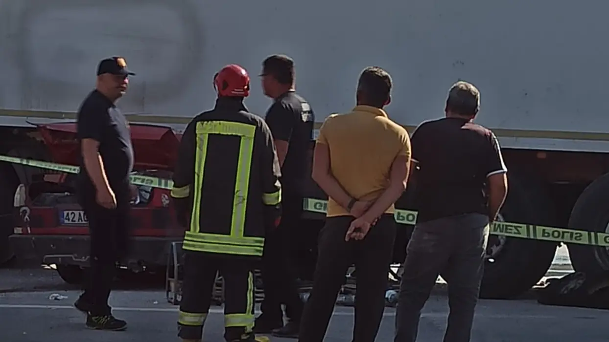 Konya'da feci kaza! Tırın altına giren otomobilde 2 kişi can verdi