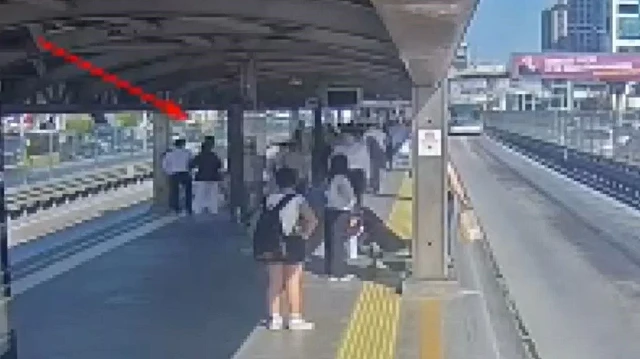 Beylikdüzü metrobüs durağında bıçaklı saldırı kamerada