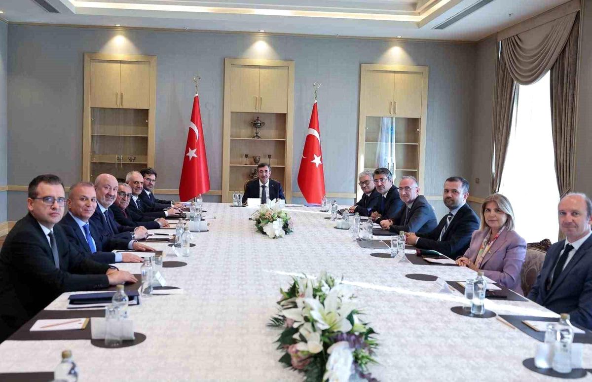 Cumhurbaşkanı Yardımcısı Yılmaz, Cumhurbaşkanlığı Ekonomi Politikaları Kurulu üyeleriyle bir araya geldi