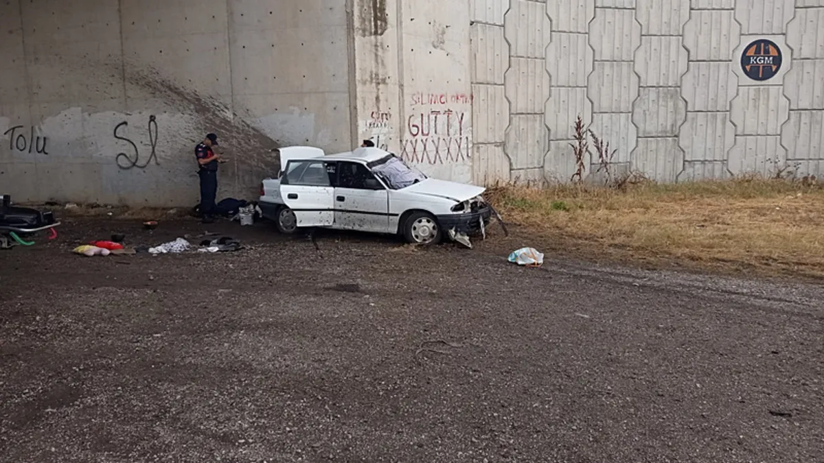 Bursa'da kontrolden çıkan araç beton duvara çarptı: 3 ölü, 2 ağır yaralı