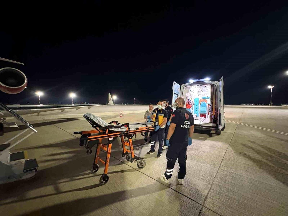 Endonezya'da kaza geçiren Türk vatandaşı ambulans uçakla Türkiye'ye getirildi