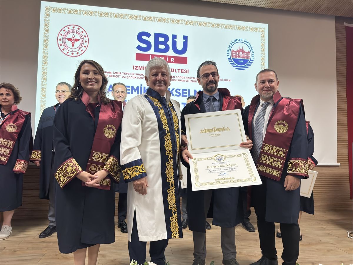 SBÜ İzmir Tıp Fakültesinde görevde yükselen ve atanan akademisyenler için tören