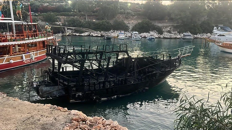 Mersin’de kıyıya bağlı 6 tekne çıkan yangında küle döndü