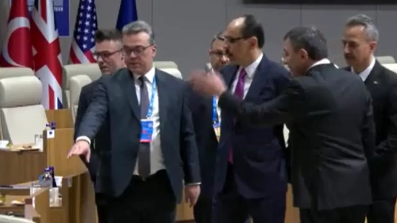 NATO Zirvesi'nde damga vuran anlar! Cumhurbaşkanı Erdoğan'ın kalemi yakından incelendi