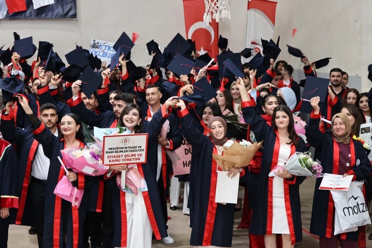 Merzifon'da fakülte ve yüksekokul öğrencileri için mezuniyet töreni düzenlendi