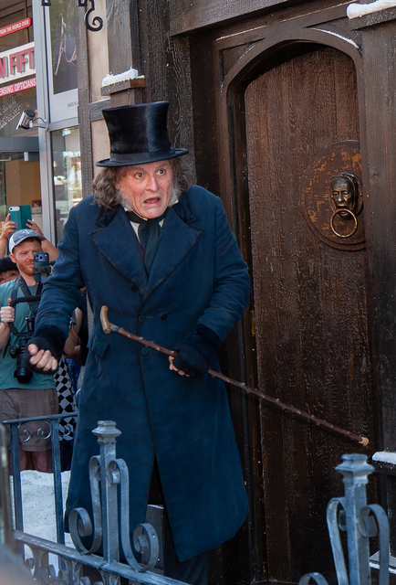 Johnny Depp hayranlarının karşısına Ebenezer Scrooge kılığında çıktı