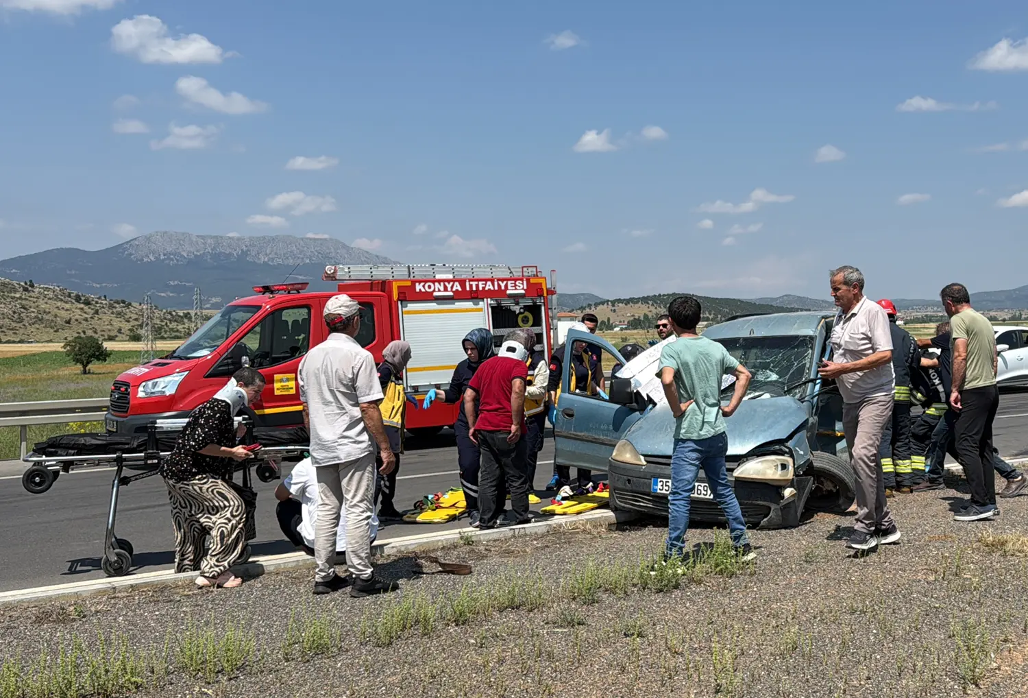 Konya'da feci kaza: Otomobilin sürücüsü araçta sıkıştı