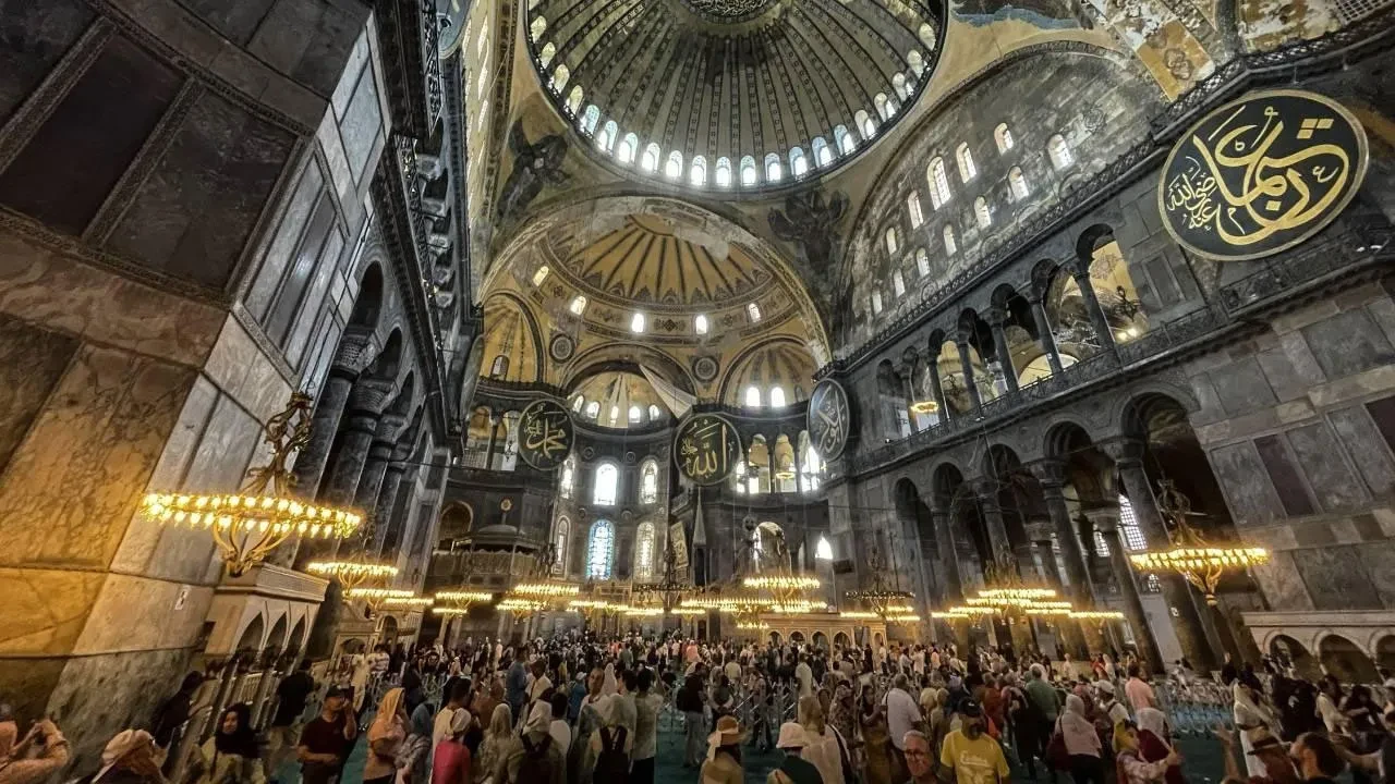 Ayasofya Camii'nde yüksek sesle İncil okuyan 2 turist yakalandı