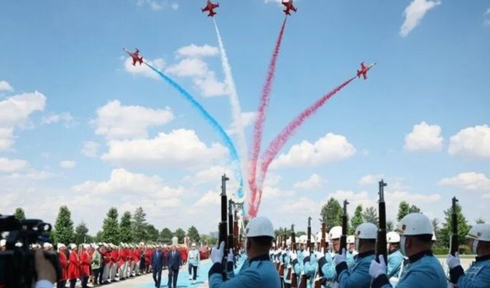 Türk Yıldızları'ndan gösteri! Trump'ın ziyareti sırasında kaydedilen görüntüler paylaşıldı