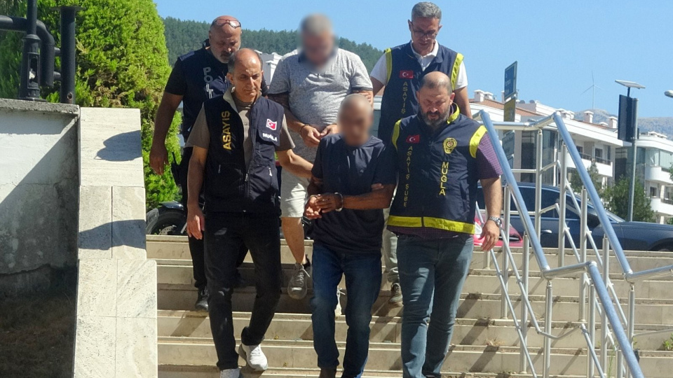 FETÖ'den ihraç edilen eski emniyet müdürü parke taşı hırsızlığı yaptı