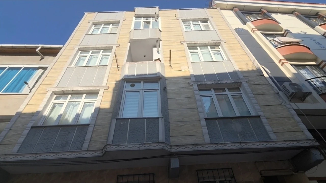 Sultangazi'de kolonlarında çatlaklar oluşan bina tahliye edildi