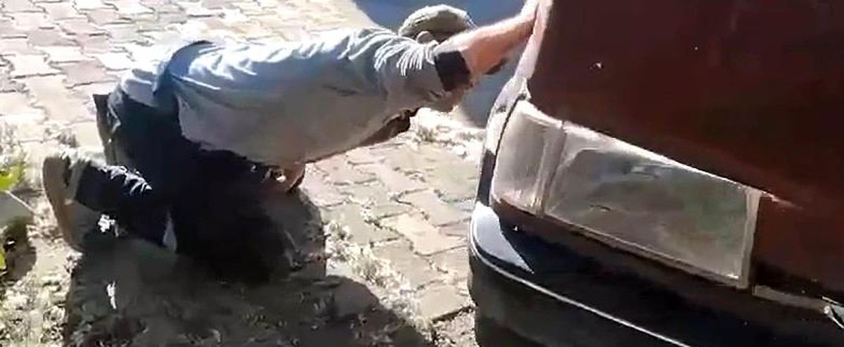 Tokat'ta aracın motor kısmına giren yılanı itfaiye ekipleri kürekle yakaladı
