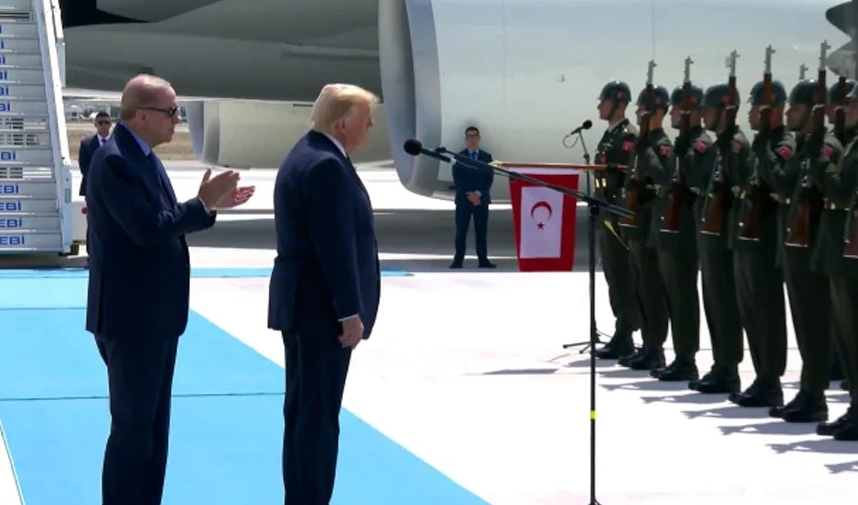 Trump askerleri Türkçe selamladı, Erdoğan alkışladı