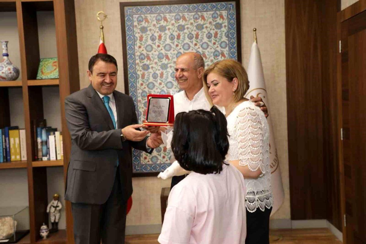 Vali Musa Işın, koruyucu aileler ve çocuklarını valilikte ağırladı