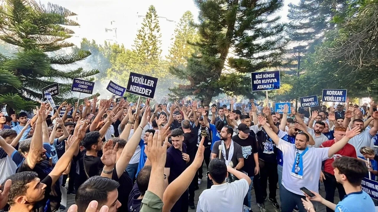 Ligi eksi 57 puanla tamamlayan takımın taraftarı sokağa indi