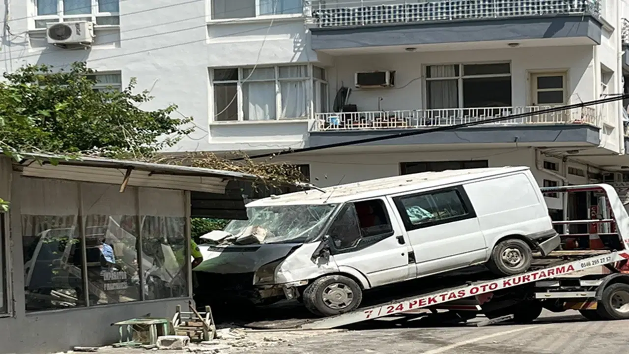 Osmaniye'de kazaya karışan minibüs kıraathaneye daldı: 1 ölü, 3 yaralı