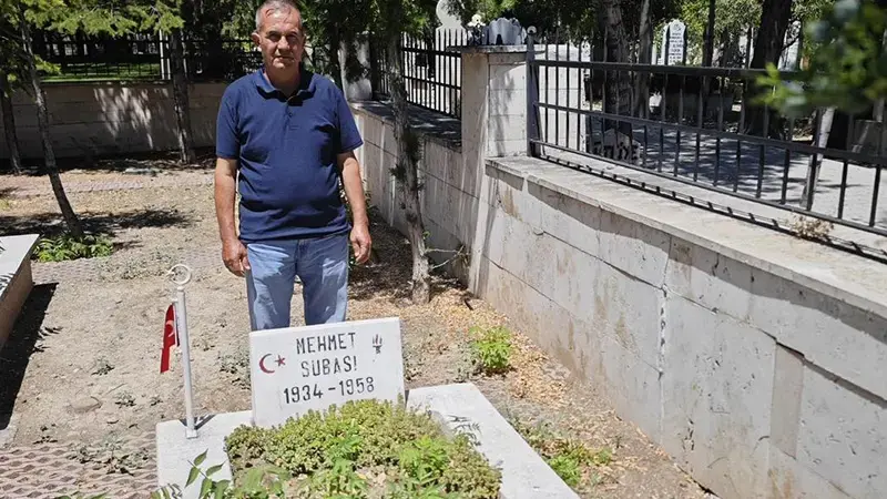 Yeri 68 yıl sonra tespit edilen şehit dayısının mezarını ziyaret etti