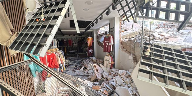 Güngören'de yıkım sırasında hasar gören 2 bina boşaltıldı