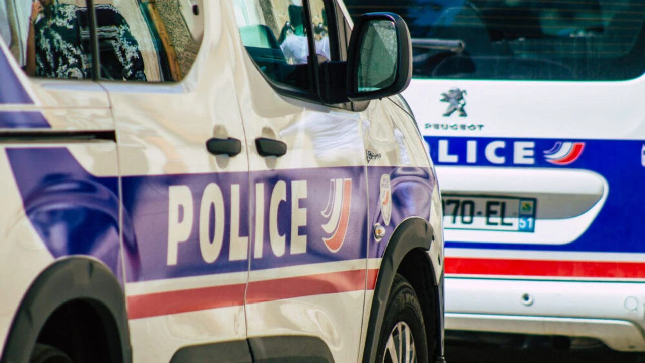 Paris'te bıçaklı saldırı: 3 kişi yaralandı