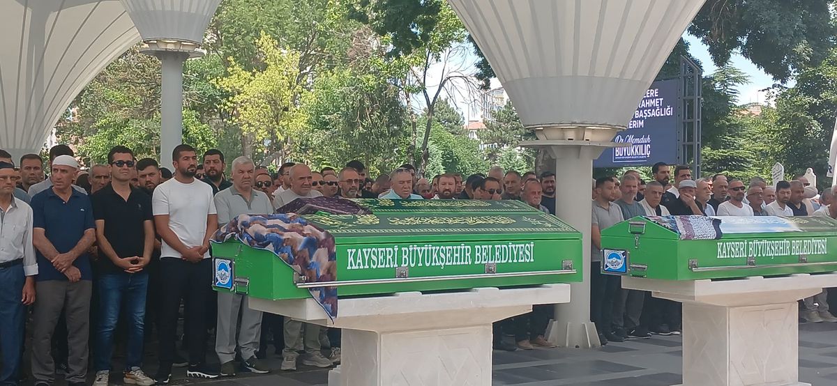 Düğün dönüşü kazada ölen çift ile çocukları Kayseri'de toprağa verildi