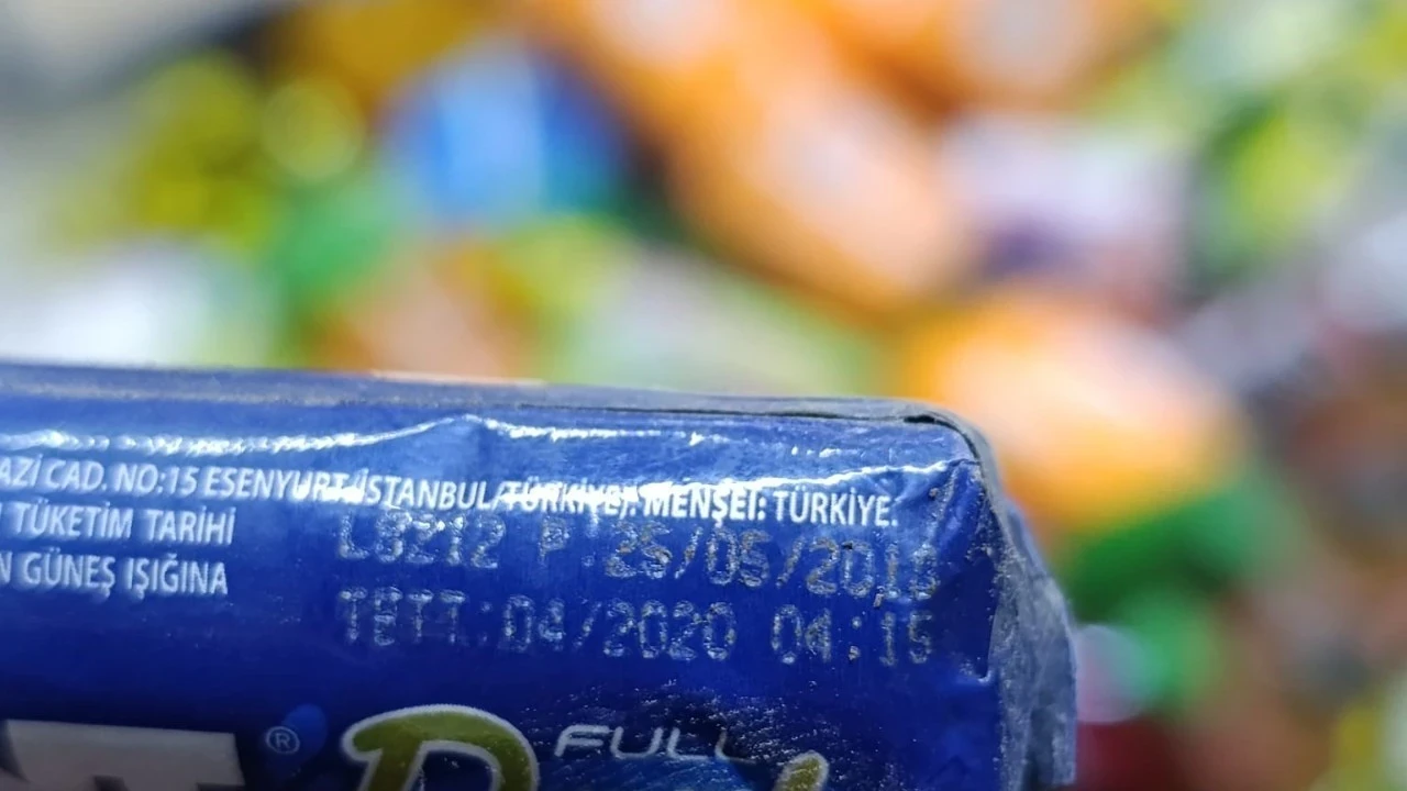 Görenin midesi bulandı! Zabıta bile gözlerine inanamadı! Raflardan resmen kurtlar ve böcekler fışkırdı